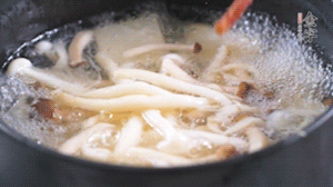 依次放火腿、豆腐，加水大火燒開，小火燉煮20分鐘，出鍋前撒上蔥花即可。