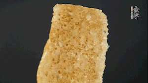 油炸豬皮冷水泡發(fā)，切成菱形。