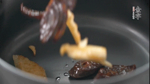 將炒好的食材放進(jìn)砂鍋，加水沒(méi)過(guò)。