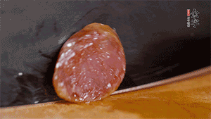 金字火腿肉香腸上鍋蒸15分鐘，切片備用。