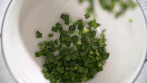 韭菜洗凈，切粒。