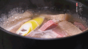 火肉、豬肉加料酒、清水大火煮開后，加入春筍小火慢燉40分鐘，出鍋前撒蔥花即可。