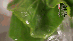小青菜從根部掰開，分別洗凈。