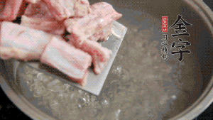 剁成塊狀的排骨洗凈，放入沸騰的鍋中，加姜片汆燙，2分鐘后撈出備用。