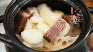 加水沒(méi)過(guò)食材，加料酒大火煮沸后，再小火燉煮1小時(shí)。（如果沒(méi)有砂鍋小火燉煮，用電飯煲的煮湯功能、高壓鍋也是可以的。）