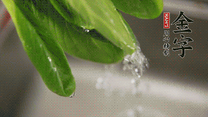 燒一鍋開(kāi)水，滴一點(diǎn)油，水開(kāi)后汆燙青菜至斷生即可。