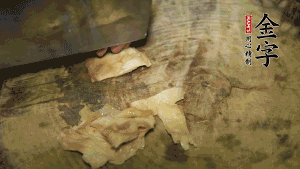 加適量溫水淹沒食材，大火燉至水沸后再小火慢燉1小時(shí)，出鍋前10分鐘加枸杞。（焯過水后的豬蹄不應(yīng)再用涼水，用溫水燉煮更容易軟爛。也可以用高壓鍋或者有煲湯功能的電飯煲，省時(shí)又便于入味。）