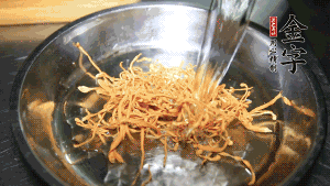 蟲草花用涼水浸泡10分鐘，干香菇溫水泡發(fā)至軟去蒂備用。蓮子、紅棗也可一同清洗干凈。
