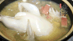 煮沸時(shí)加入蟲草花、香菇、紅棗，以料酒調(diào)味繼續(xù)小火燉煮1小時(shí)左右。