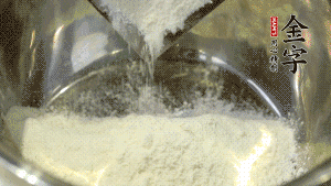 【油皮】1．將油皮材料放入料盆中，緩緩加100ml水，攪拌成雪花片狀。在案板上反復(fù)揉搓成有一定筋度的光潔面團(tuán)，搓成12個團(tuán)子。