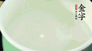 鍋中盛涼水，放入汆燙好的鴿子、火腿片、生姜片。