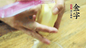 將食材洗凈，茄子、土豆切滾刀塊。