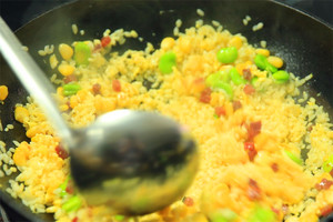 然后加入炒好的食材混合均勻，炒熟即可。出鍋前加少許黑胡椒、鹽和蔥花就可以啦?。?！