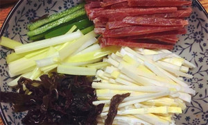 黑木耳泡發(fā)，黑木耳、韭黃、雷筍、青椒切成絲。
