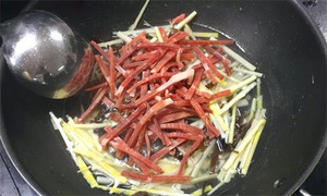 火腿絲、筍絲、黑木耳絲汆水后，瀝干。
