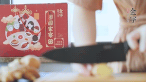 將處理好的老鴨放入冷水鍋中，丟入姜片，冷水煮沸去腥。