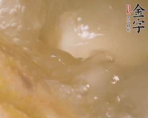 沸騰后撈出蔥結(jié)，小火燉45分鐘，加山藥再燉15分鐘。