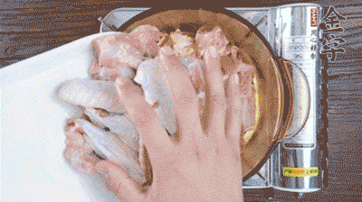 加料酒、蔥姜焯水2分鐘，清洗備用。