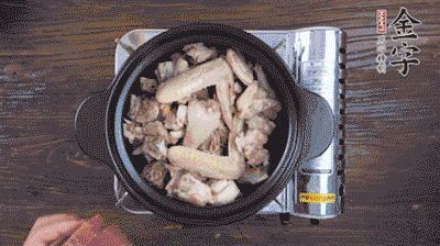 將雞肉塊、火腿、料酒、姜一同放入在燉鍋中，加冷水大火煮開(kāi)后，小火燉煮40分鐘。