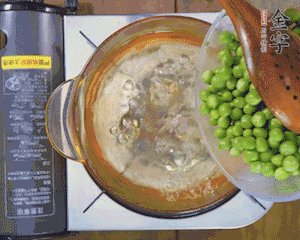 豌豆粒焯水30秒，過涼水。