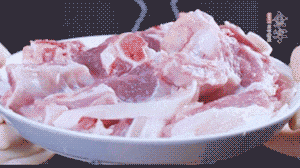 新鮮羊肉冷水入鍋，加姜片、清水焯水，除去血沫。