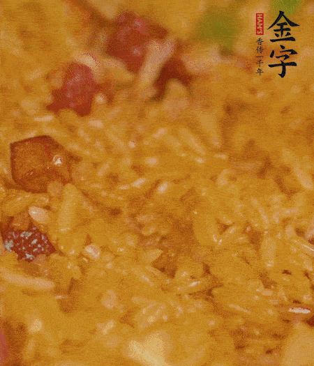 放一撮鹽、生抽少許，倒入炸好的芋頭。最后撒蔥花、蒜末翻炒均勻。