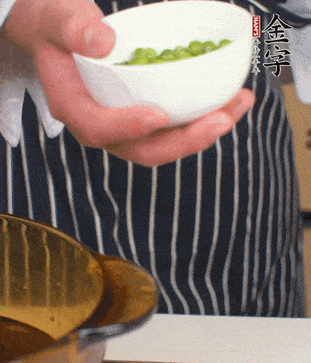 胡蘿卜、豌豆和干花菇焯水。