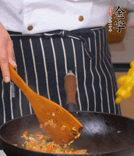 加咖喱塊、少許鹽、白糖調(diào)味，炒至咖喱塊融化后，倒米飯，翻炒至每粒米飯都包裹上咖喱，再放黃椒、青椒粒，出鍋前加菠蘿粒和小蔥翻拌均勻。