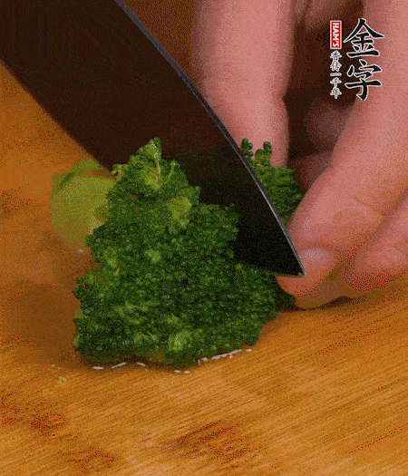 西蘭花用淡鹽水浸泡十幾分鐘后過(guò)開(kāi)水焯燙熟后撈出。