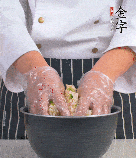 米飯中放西蘭花碎、咸肉丁，加少許黑胡椒、十來(lái)滴橄欖油拌勻。