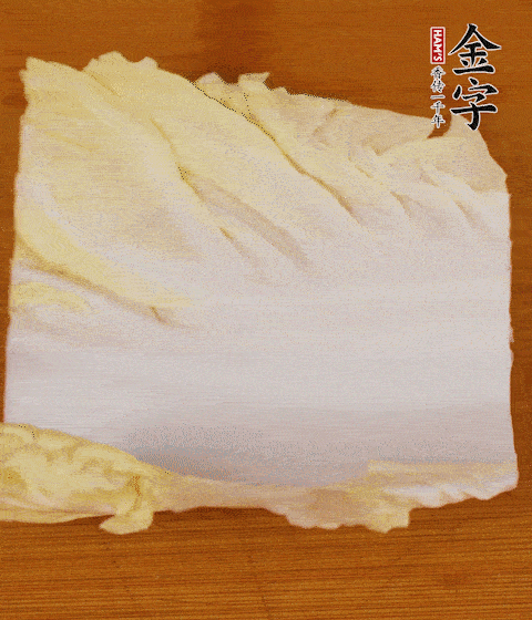 一片白菜一片淡火腿交替疊起，疊個兩三層放進鍋內(nèi)，直到塞滿鍋。