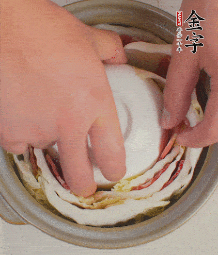 寬度剛好是鍋的高度?？垡粋€小碗更有助于幫助造型。