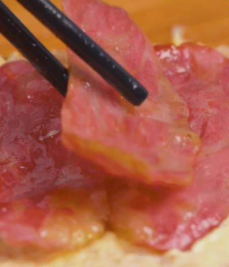 放上火腿、芝士片、生菜，再放一片土司。