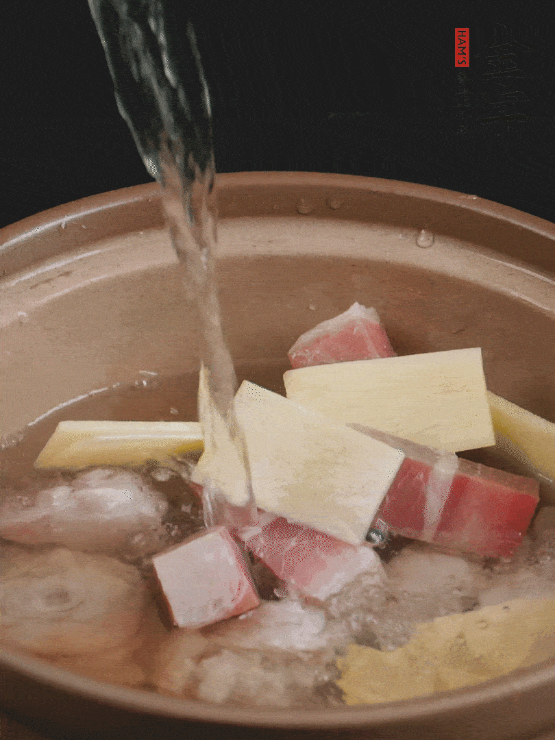 雞塊、火腿、姜片加適量料酒、清水燉80分鐘。