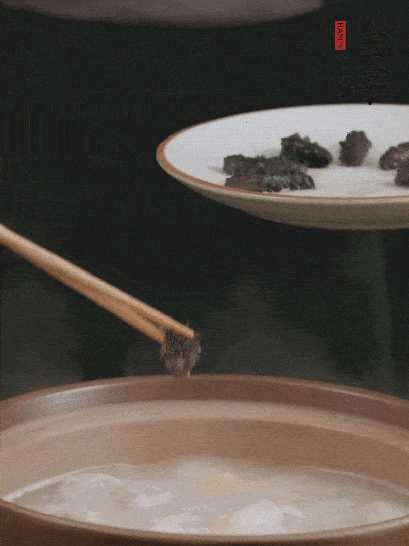 期間雞湯燉到80分鐘時(shí)，加小海參再燉10分鐘。