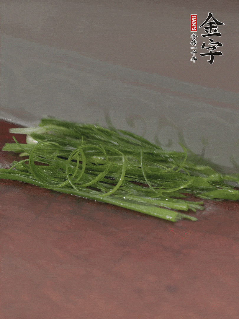 生姜切薄片，紅椒切細絲，小蔥蔥綠切細絲，泡入冰水中保持新鮮。