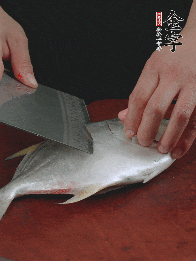 處理干凈銀鯧魚1條，表面斜刀切出花刀。