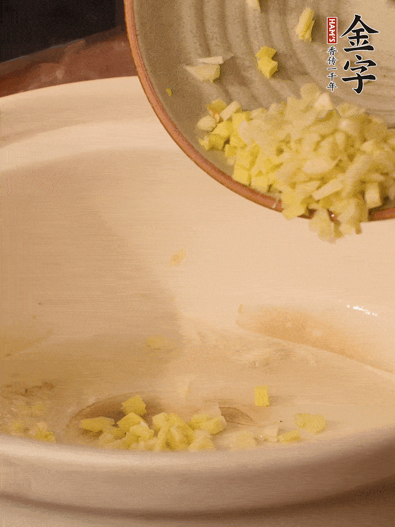 熱油下鍋，姜爆香。下冬瓜略微翻炒。