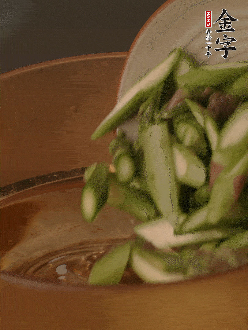 蘆筍、白玉菇焯水30秒備用。