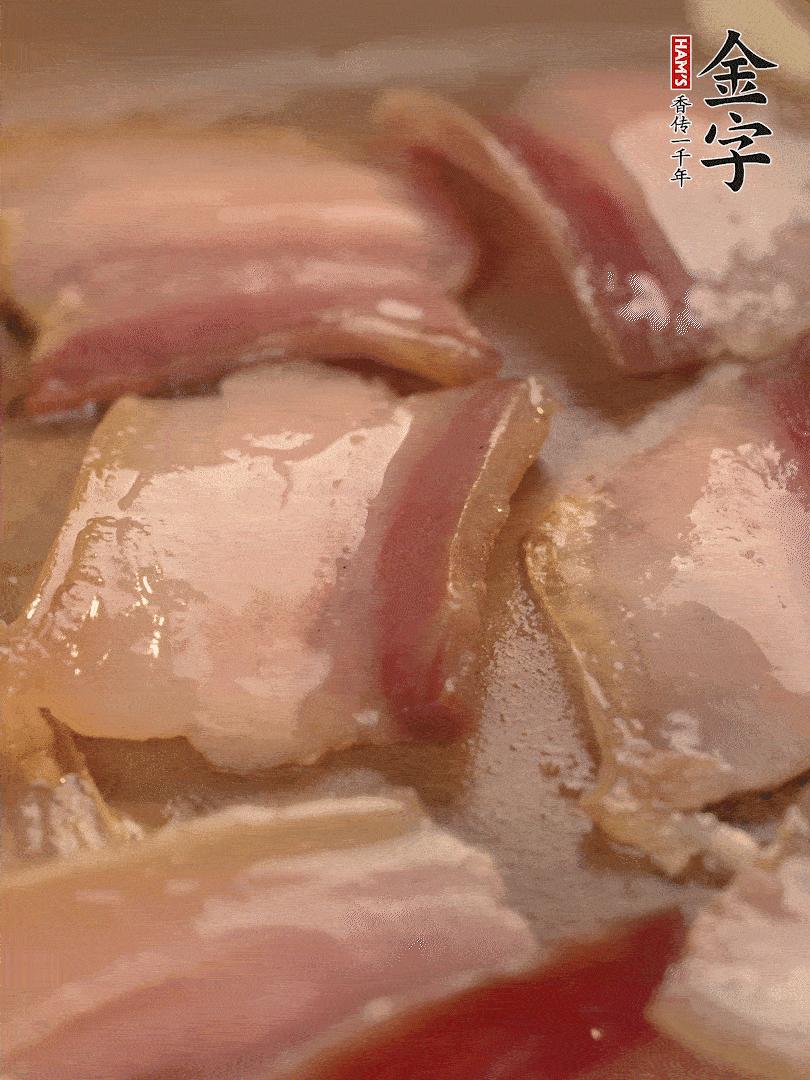 鍋中熱油煸香大蒜、咸肉。