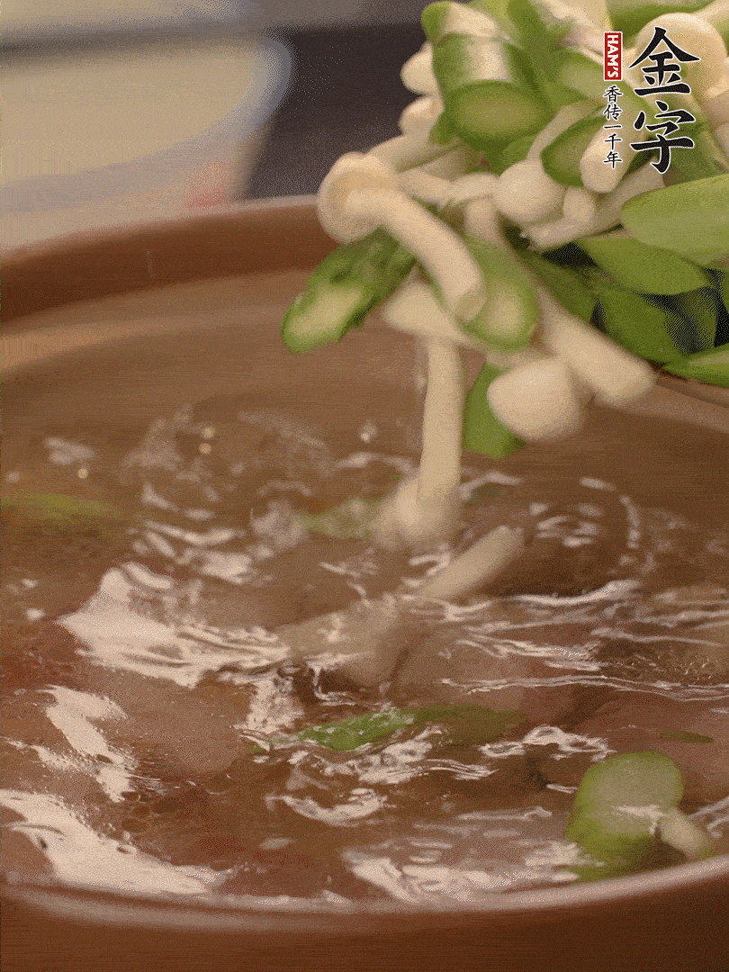 咸肉肥肉部分變透明時(shí)，加清水，放蘆筍、白玉菇大火煮開。