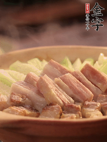 金字淡咸肉切條，焯水備用。