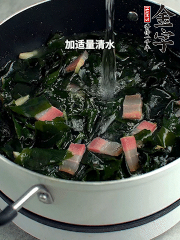 放入泡發(fā)好的裙帶菜翻炒一下，加適量清水燉煮。