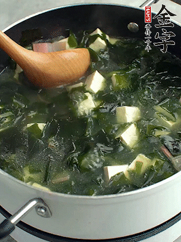 煮到沸騰后，再放入豆腐蓋蓋子煮3分鐘。