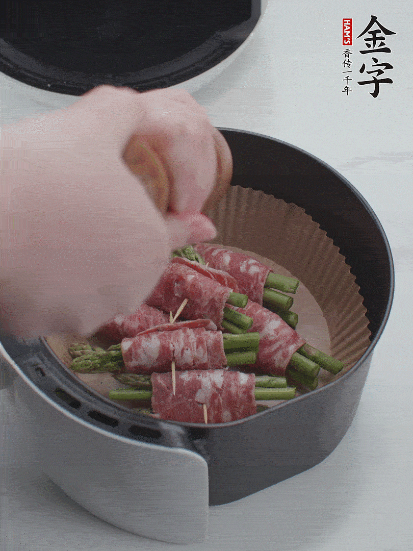 在培根卷上撒點(diǎn)黑胡椒碎。