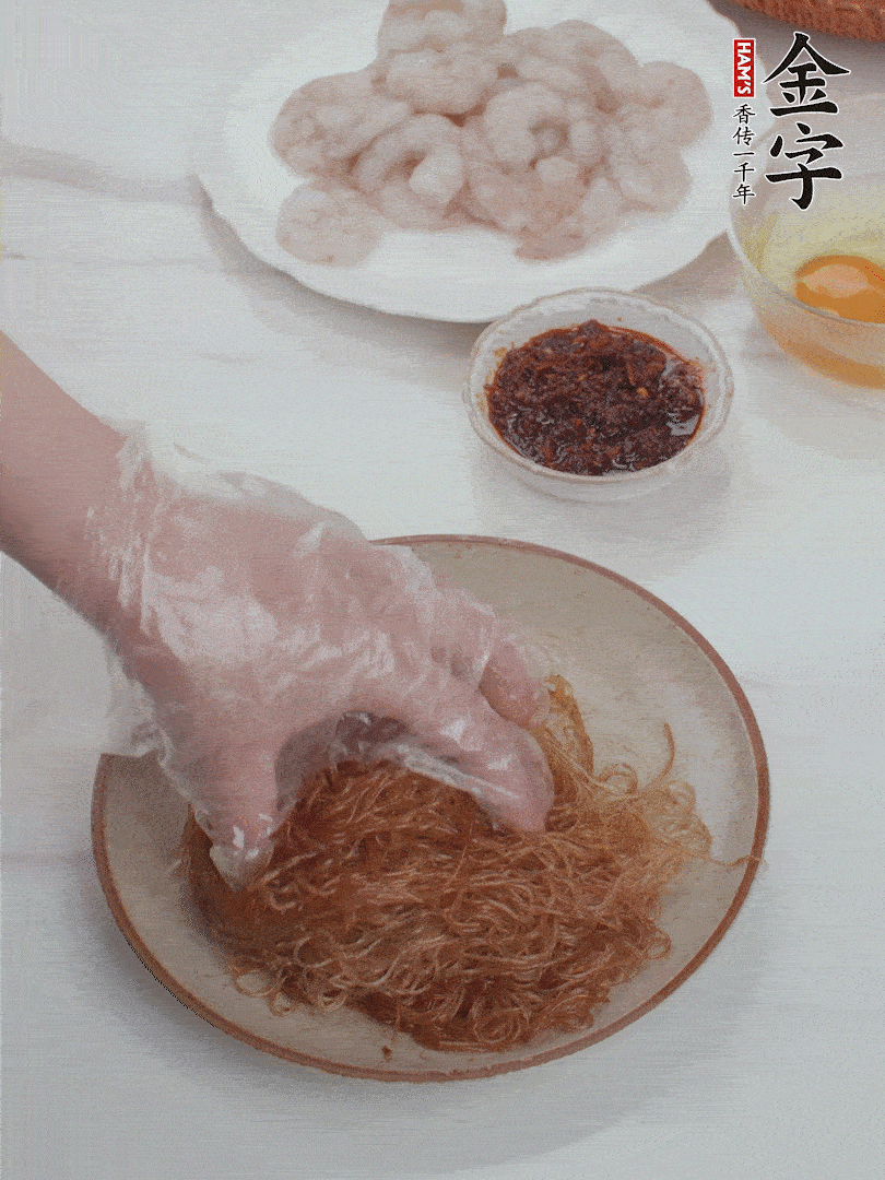 粉絲泡軟后，入沸水煮10秒，撈出后加1/2勺老抽、1/2勺食用油挑松。