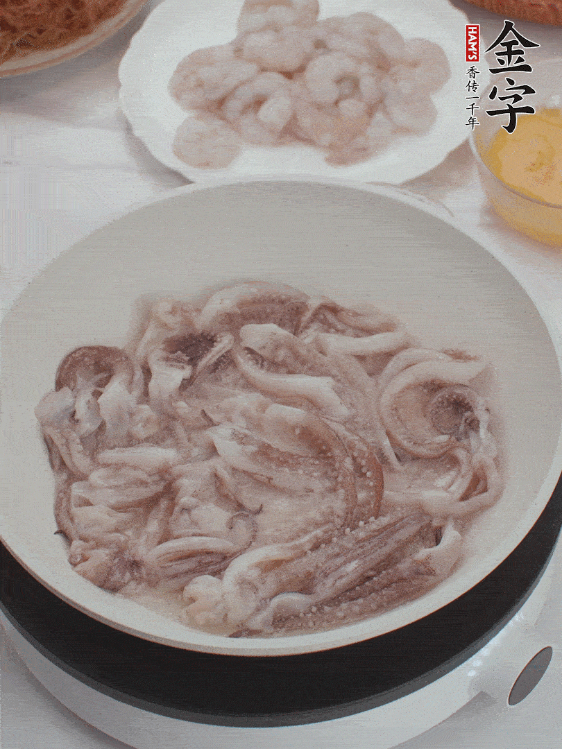 蝦仁、魷魚滑油，蛋液炒制半熟。