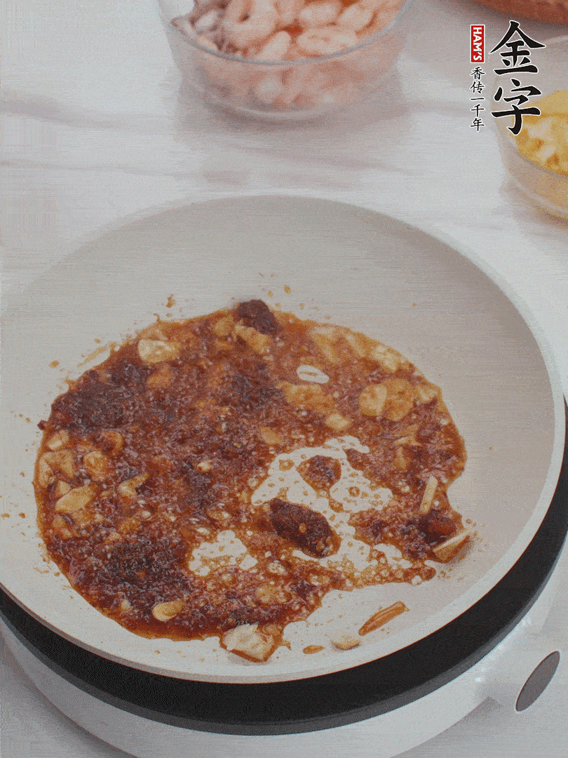 冷鍋熱油，1大勺金字火腿XO醬、蒜末炒香，倒粉絲一起炒。