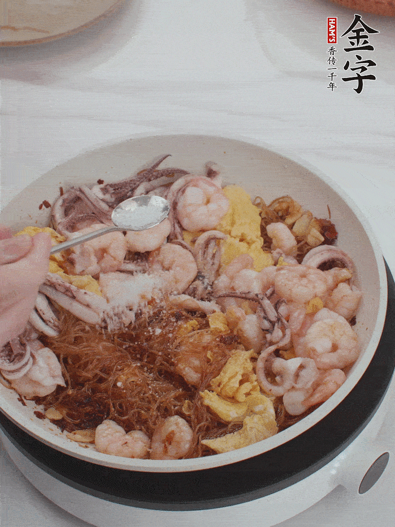 加雞蛋，蝦仁，魷魚混合。