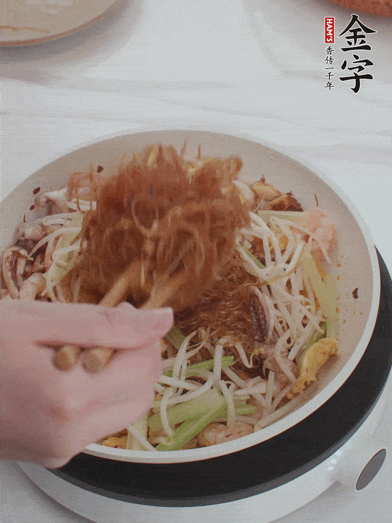 放焯好水的香芹、豆芽翻炒挑松。